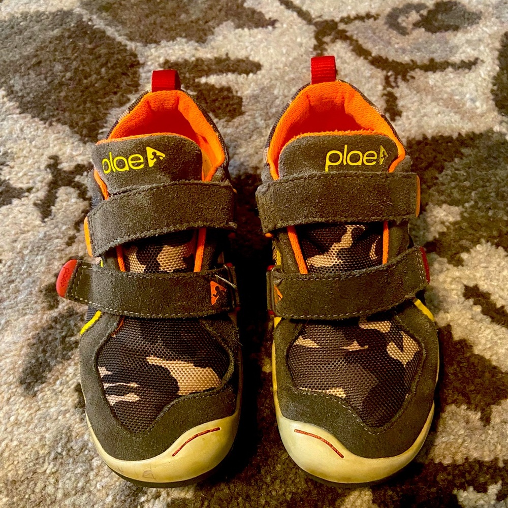 Plae shoes, kids size 1, very good condition, camo